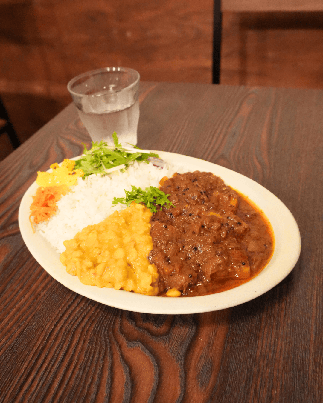 【中野】カレーと酒 ねむけ で、スパイスの効いたポークビンダルーをいただく
