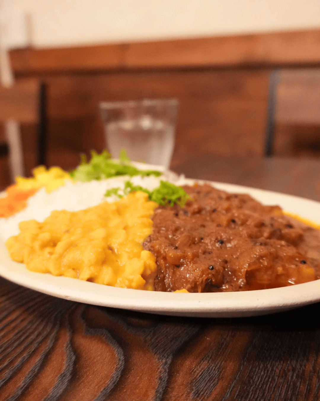 【中野】カレーと酒 ねむけ で、スパイスの効いたポークビンダルーをいただく