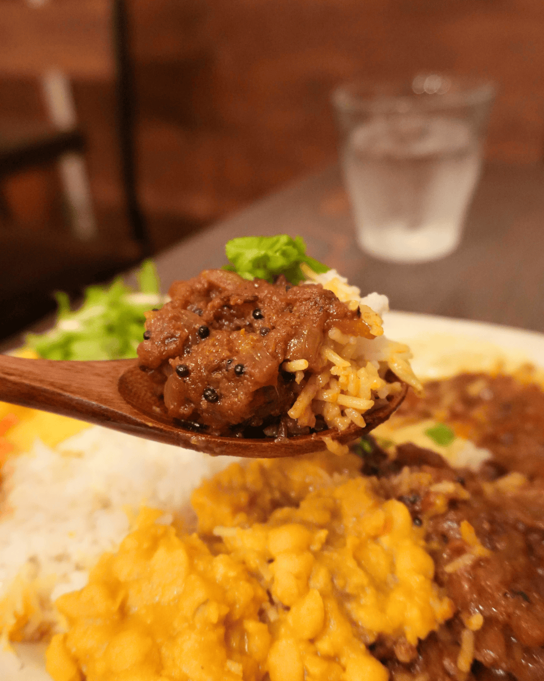 【中野】カレーと酒 ねむけ で、スパイスの効いたポークビンダルーをいただく
