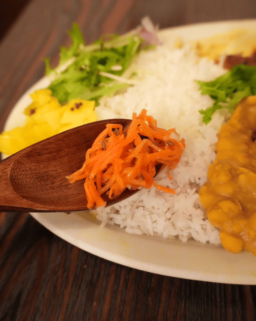【中野】カレーと酒 ねむけ で、スパイスの効いたポークビンダルーをいただく