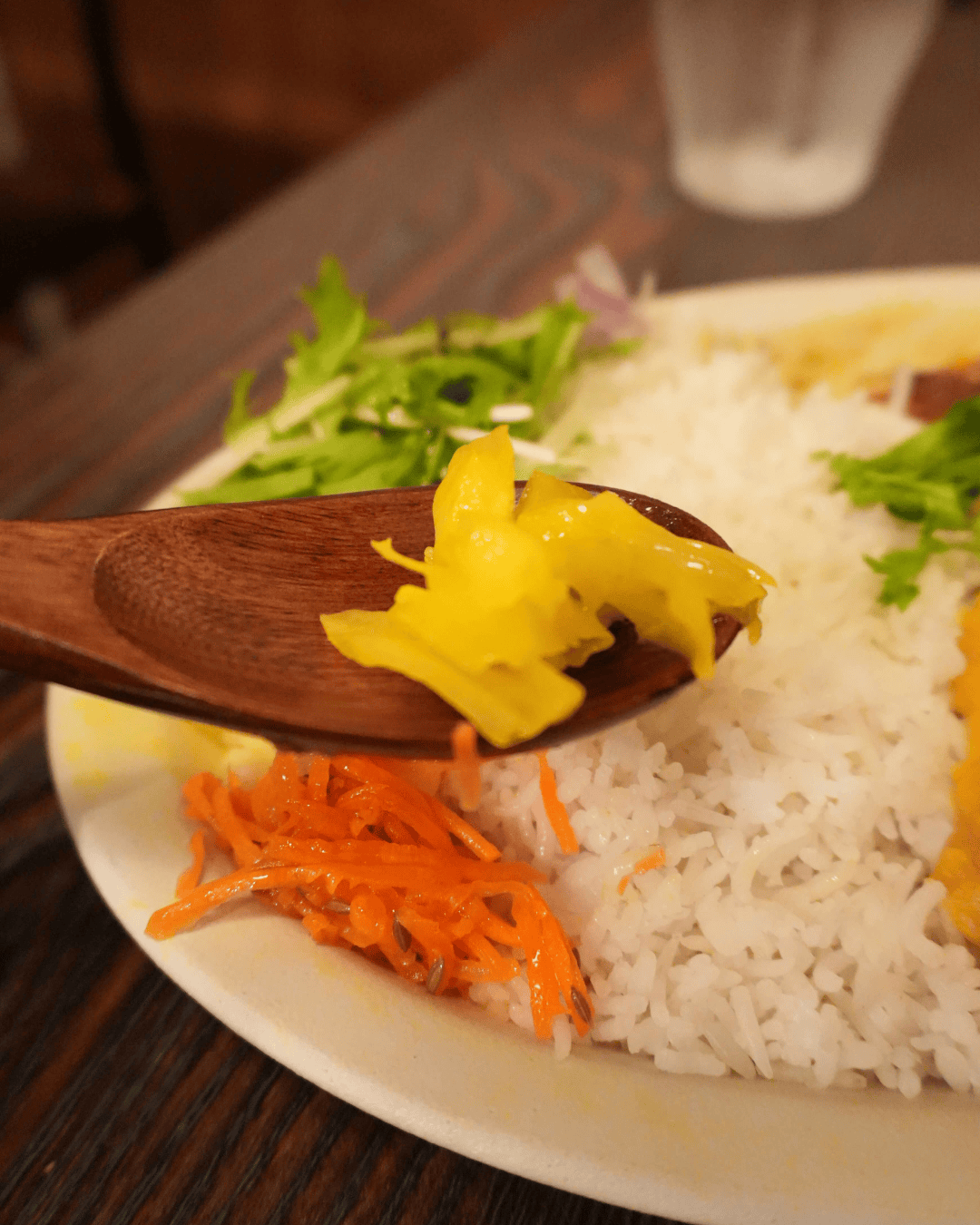 【中野】カレーと酒 ねむけ で、スパイスの効いたポークビンダルーをいただく